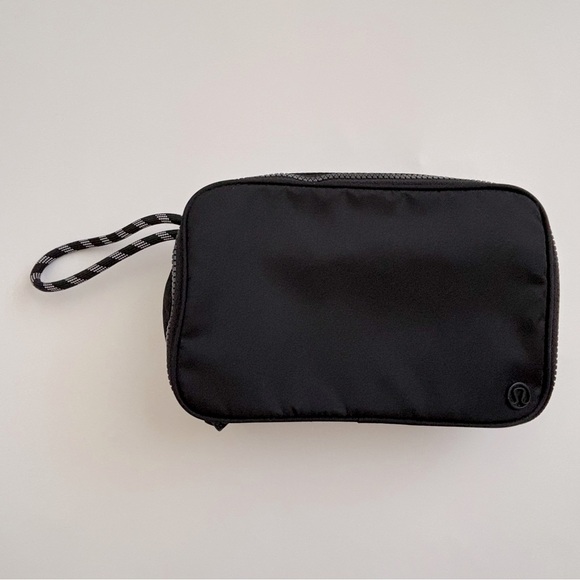 Lululemon Small Things Count Kit Cosmetics Travel Bag Black 4L - Picture 1 of 16